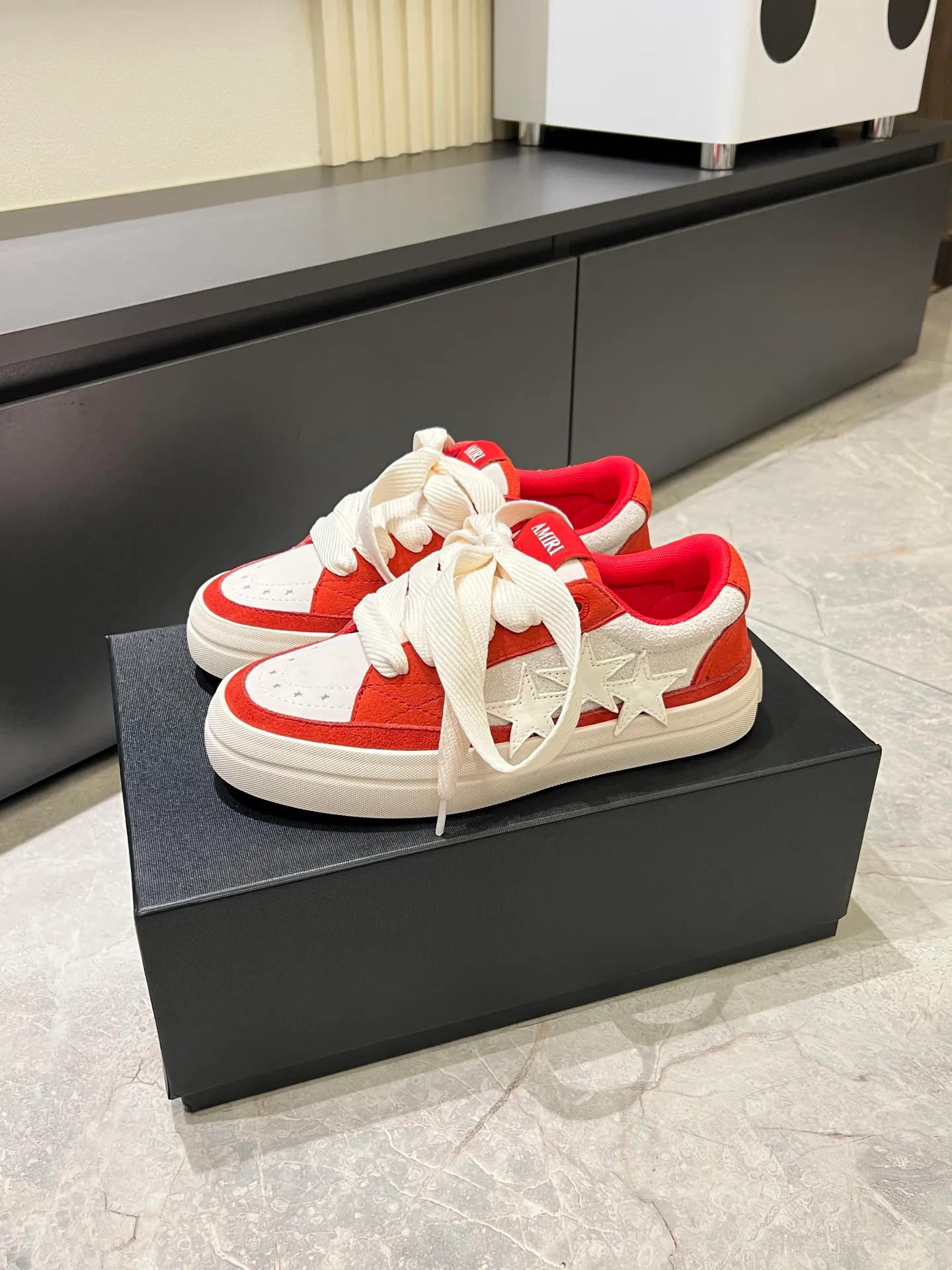 Men's shoes 💰p560 "AMIR*" new men's low-top casual sports sneakers bone shoes, another pair of irresistible bone shoes. Bone shoes are one of AMIRI's most popular items. Made of first-layer cowhide upper. The side bones are made of two cowhide laminations. It has a three-dimensional effect. The leather incisions are all oil-edged. Contrast color design. Simple style. Fashionable sports. Customized metal LOGO nameplate embellished with laces. Exclusive top-quality version. Supports contrast. Breathable mesh lining. The original rubber outsole is a must-have item for daily leisure. It is suitable for various occasions. If you pursue high quality, check it out. It is super cool on the feet and comes with a full set of original packaging! Size: 39-45!